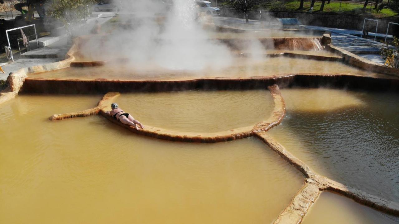 Pam Thermal Hotel Clinic & Spa ปามุคคาเล ภายนอก รูปภาพ A visitor relaxes in the hot springs