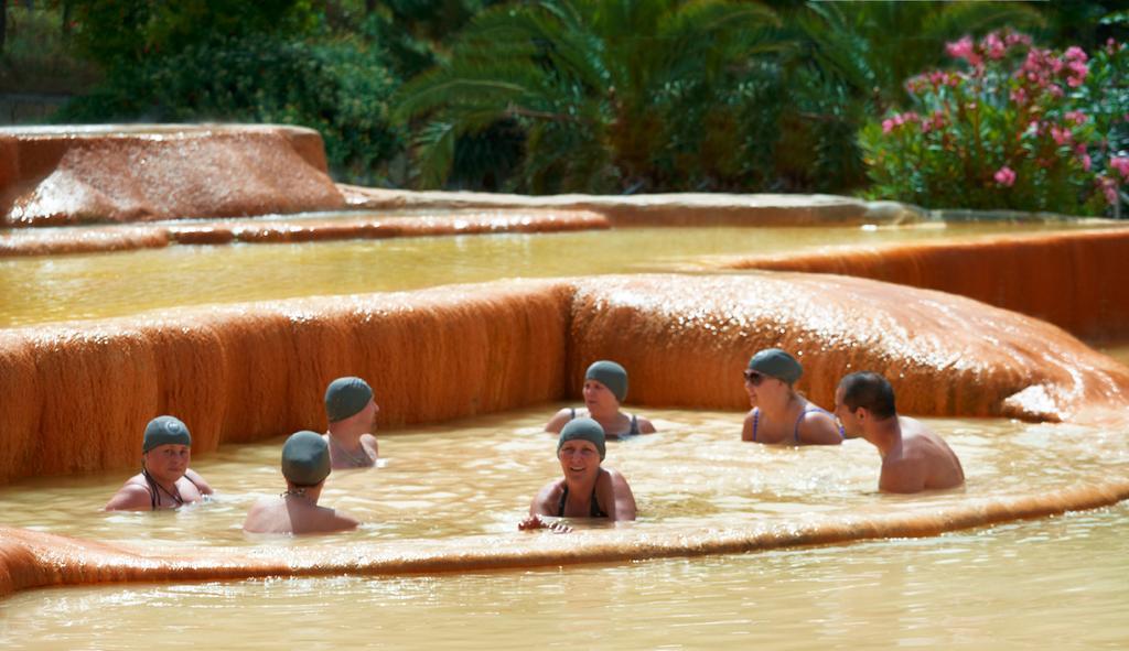 Pam Thermal Hotel Clinic & Spa ปามุคคาเล ภายนอก รูปภาพ Bathers at the Pozo Azul