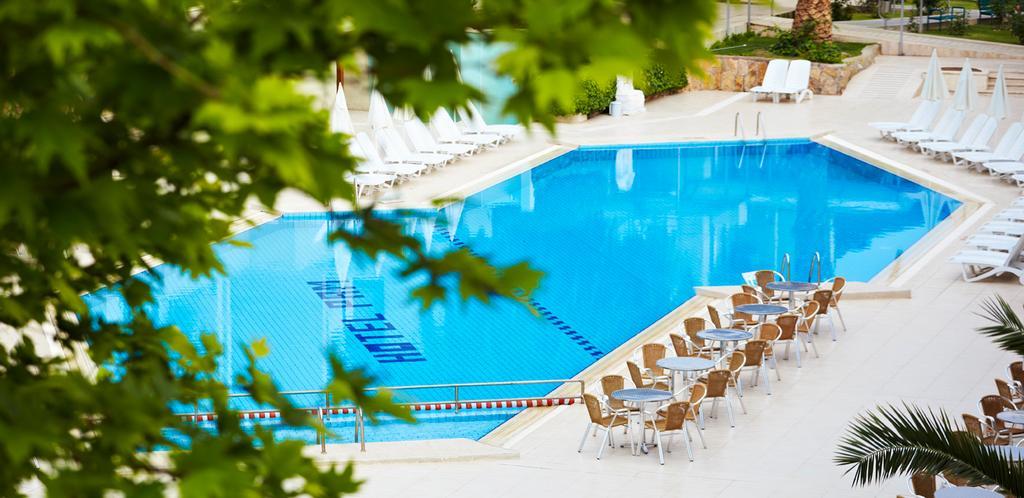 Pam Thermal Hotel Clinic & Spa ปามุคคาเล ภายนอก รูปภาพ The swimming pool at the hotel
